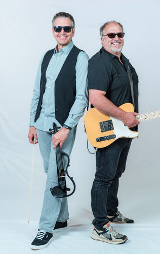 Chris & Heli Helfried und Christian, die je ein Musikinstrument halten, stehen vor wei&szlig;em Hintergrund. Party & Tanzmusik f&uuml;r Feiern  Country, Rock &lsquo;n&rsquo; Roll, Austropop und Oldies